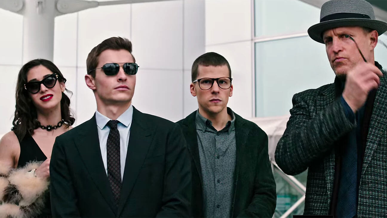 Jesse Eisenberg, Lizzy Caplan, Dave Franco, dan Woody Herrelson dalam sebuah scene di Now You See Me 2